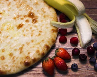 Осетинский пирог с клубникой и бананом