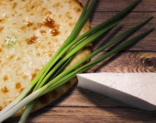 Осетинский пирог с зеленым луком и сыром