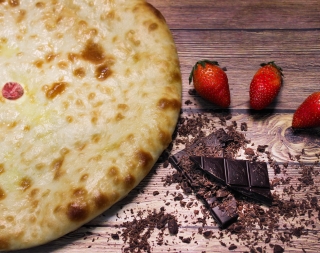 Осетинский пирог с шоколадом и клубникой