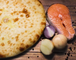 Осетинский пирог с семгой и картошкой